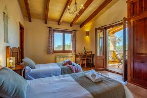 Postel nebo postele na pokoji v ubytování Rustica Sa Talaia by dracmallorca + 35 fotografií