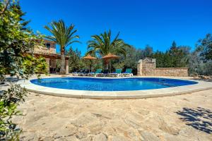 Bazén v ubytování Rustica Sa Talaia by dracmallorca nebo v jeho okolí