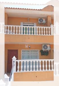 un condominio con balconi e telecamere di sicurezza di Adosado con garaje privado - Junto al mar a Los Nietos