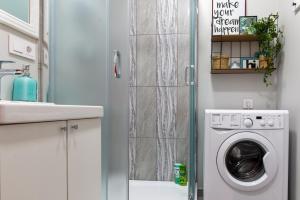 lavadero con lavadora en Friends and Family Vacation Apartments, en Riga