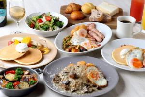 東京にあるザ ロイヤルパークキャンバス　銀座コリドーの朝食用の食品とドリンクの盛り合わせが備わるテーブル