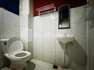 Ванная комната в Central Guest House 2 & Bar RedPartner +17 фотографий