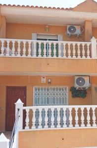 un balcone di una casa con una telecamera di Adosado con garaje privado - Junto al mar a Los Nietos