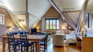 uma sala de estar com uma mesa e um sofá em Demeure Saint Louis, Cité 10mn à pieds, PARKING Privé, BORNES 7,2 KW, AC, FULL WIFI em Carcassonne