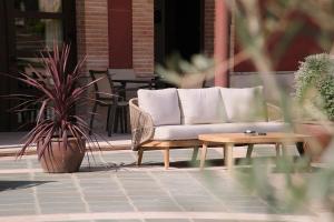 kanapę i stolik kawowy na patio w obiekcie Hotel Spa Villa Nazules w mieście Chueca