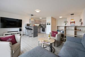 a living room with a couch and a table at Fewo 61 Hogwarts in Sagard