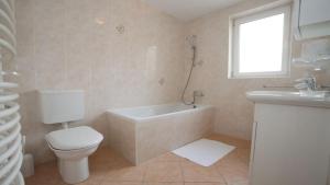 Ένα μπάνιο στο Apartment Katarina with sea view