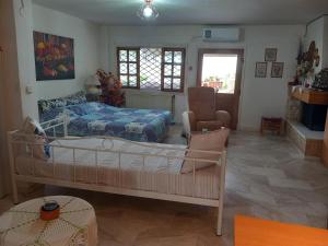 uma sala de estar com duas camas e um sofá em Στουντιο κοντά στην κλινική Αγ Λουκα em Tessalônica