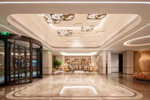 - un hall d'un hôtel avec des tables et des chaises dans l'établissement Hilton Garden Inn Beijing West Railway Station, à Pékin