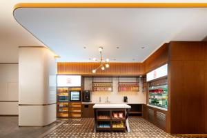 eine große Küche mit einer Theke und einem Kühlschrank in der Unterkunft Hilton Garden Inn Beijing West Railway Station in Peking