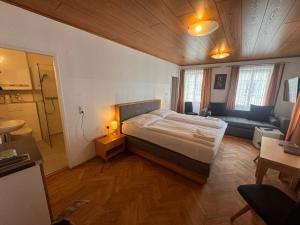 Guesthouse Mozart - Apartment House في سالزبورغ: غرفة نوم مع سرير وغرفة معيشة