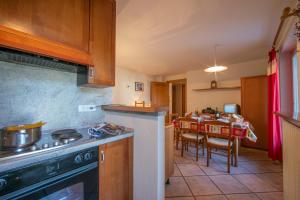 una cucina con piano cottura e tavolo da pranzo di Résidence Jardins d'Androsace 17 - Happy Rentals a Chamonix-Mont-Blanc