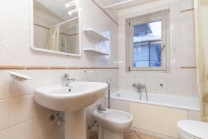 Ένα μπάνιο στο Résidence Jardins d'Androsace 17 - Happy Rentals