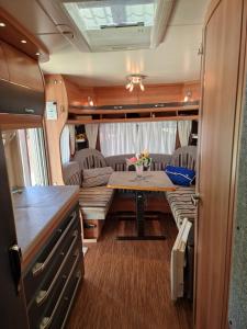 吉洛梅Magnifique grande Caravane aux Gorges de Daluis的餐桌用餐区 更多22张照片