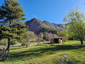 吉洛梅Magnifique grande Caravane aux Gorges de Daluis的山地的长凳