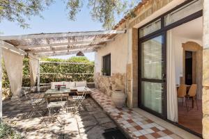 an outdoor patio with a table and chairs at Alle Riserve Vendicari Country House in Noto
