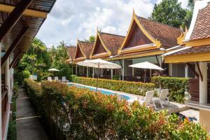 Taman di luar Bangtao Village Resort - SHA