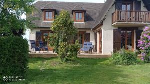 a house with chairs and a tree in the yard at LA BELLA 12-Appartement rez de chaussée 90m² in Bordeaux-Saint-Clair