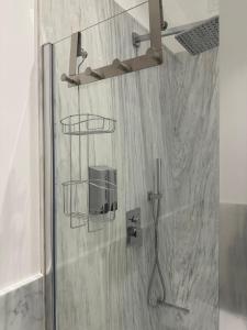 een douche met een douchekop in een badkamer bij Lily Suite 10 in Palermo