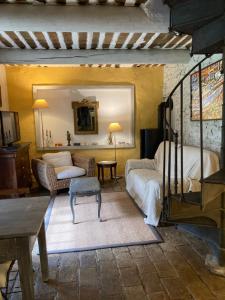 1 dormitorio con 1 cama y sala de estar en Maison d'hôtes Campagne-Baudeloup en LʼIsle-sur-la-Sorgue