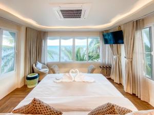TV a/nebo společenská místnost v ubytování The Rock Samui Beach Resort