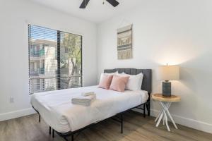 Katil atau katil-katil dalam bilik di 2BR CozySuites at Kierland Commons with pool #07