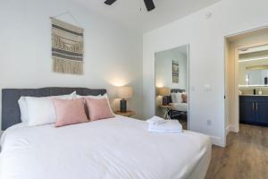 Katil atau katil-katil dalam bilik di 2BR CozySuites at Kierland Commons with pool #07