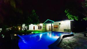 basen z niebieskimi światłami przed domem w obiekcie PD Best Homestay w mieście Port Dickson