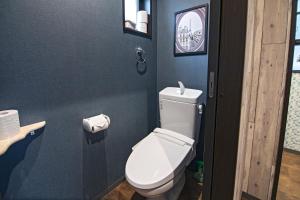 een badkamer met een wit toilet en een wastafel bij Time通天閣2F 近隣Tsutenkaku Nihonbashi in Osaka