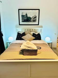 a bed with a basket on top of it at Bri Central Apartment in Deva