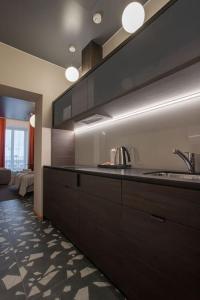 una cucina con lavandino e piano di lavoro di Resume apartments, Dreamer Corner No1 by Urban Rent a Kaunas