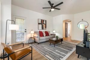 Posezení v ubytování 2BR CozySuites at Kierland Commons with pool #09