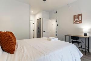 Postel nebo postele na pokoji v ubytování 2BR CozySuites at Kierland Commons with pool #09