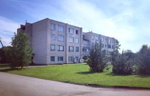 ヨニシュキスにある2 room apartment in Ziniunai 2km from Joniskis ,,Emvika,,の芝生の庭が目の前にある大きなアパートメントです。