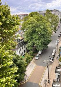 een uitzicht over een straat met bomen bij Hyde park,2 Bedrooms 2Bathrooms, Perfect for Families! in Londen
