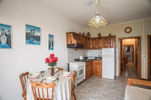 Η κουζίνα ή μικρή κουζίνα στο Attard Seafront Apartment 6 in Marsalforn