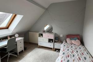 LʼHay-les-RosesにあるGrande Villa avec Spa 10m2のベッドと机と窓のある寝室 +17枚の写真