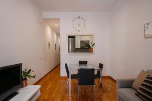 TV a/nebo společenská místnost v ubytování Cute Apartment