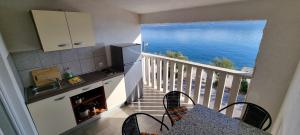 cocina con vistas al océano desde el balcón en Villa Ana, en Slatine