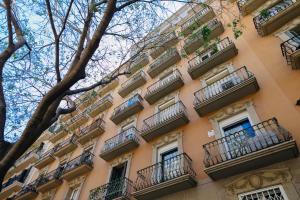 een appartementencomplex met balkons in Parijs bij Cute Apartment in Barcelona