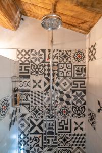 łazienka z czarno-białymi kafelkami na ścianie w obiekcie Auberge A Pignata w mieście Levie
