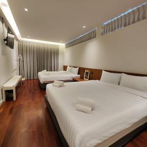 バンコクにあるROOMS at Number60 Khaosan Bangkokのベッド2台付きのホテルルームと +75枚の写真