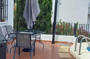 Balkón nebo terasa v ubytování Maison avec logement indépendant piscine privée et vue mer