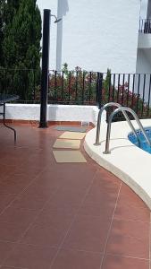 Bazén v ubytování Maison avec logement indépendant piscine privée et vue mer nebo v jeho okolí
