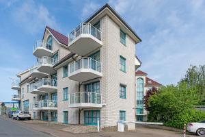 een appartementencomplex met balkons in een straat bij Pamirstraße 2 Seeluft in Niendorf