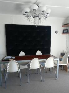TV a/nebo společenská místnost v ubytování Ahu + 26 fotografií