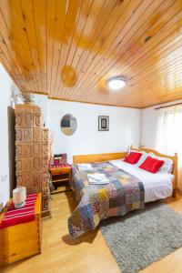 a bedroom with a bed and a wooden ceiling at Casa Nan cu Terasa - Castelul Bran in Bran