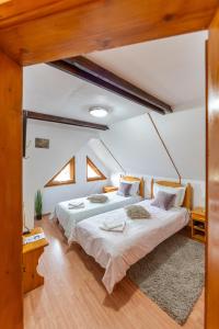 a bedroom with two beds in a room at Casa Nan in Bran