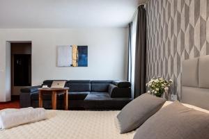 pokój hotelowy z łóżkiem i kanapą w obiekcie Hotel "Na Uboczu" w Warszawie