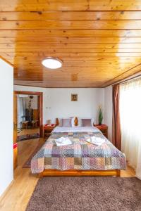 a bedroom with a bed with a wooden ceiling at Casa Nan cu Terasa - Castelul Bran in Bran